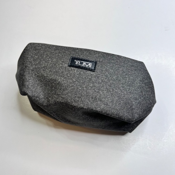 TUMI FOR DELTA Airlines Empty Gray Makeup Bag Pouch Amenity - Picture 2 of 12